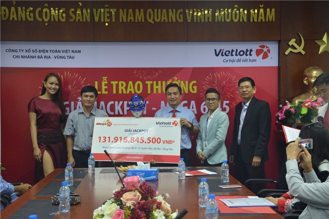 Nữ khách hàng lĩnh thưởng Jackpot làm từ thiện 1 tỷ đồng