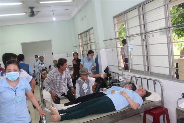 Sau bữa cơm trưa, hơn 100 công nhân nghi ngộ độc nhập viện cấp cứu