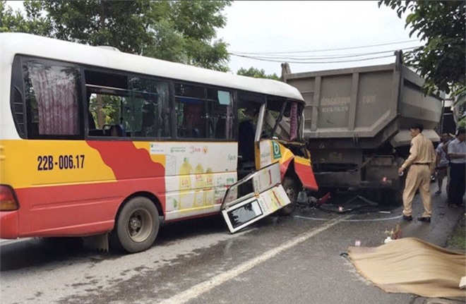 Xe buýt đâm vào đuôi xe tải, người phụ nữ chết thảm