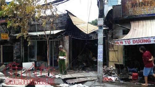 Cháy lớn kinh hoàng ở TP.HCM, 3 cửa hàng bị thiêu rụi