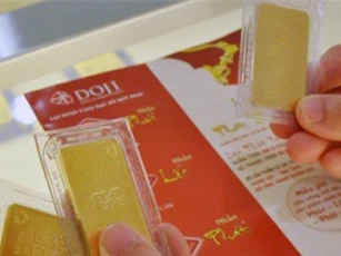 Giá vàng chiều 27/7: Vừa tăng vọt đã vội vàng đi xuống