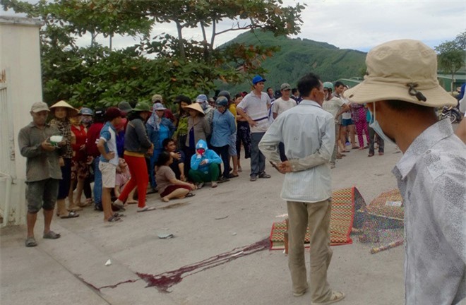 Hai thanh niên đi xe máy chết thảm sau cú tông của xe tải