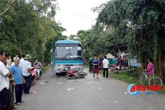 Ôtô khách tông trực diện xe máy, 1 thanh niên chết thảm