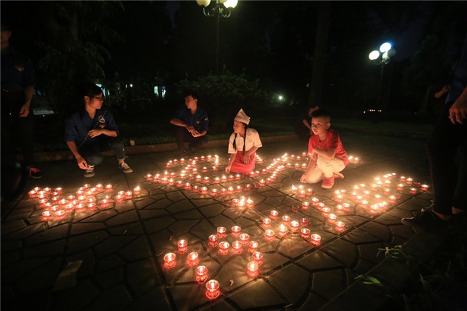 Ánh nến lung linh trong khuôn viên nhà đại tướng Võ Nguyên Giáp