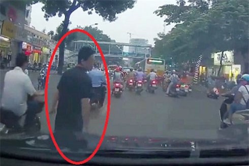 Bắt 2 đối tượng dàn cảnh va chạm giao thông để "ăn vạ"