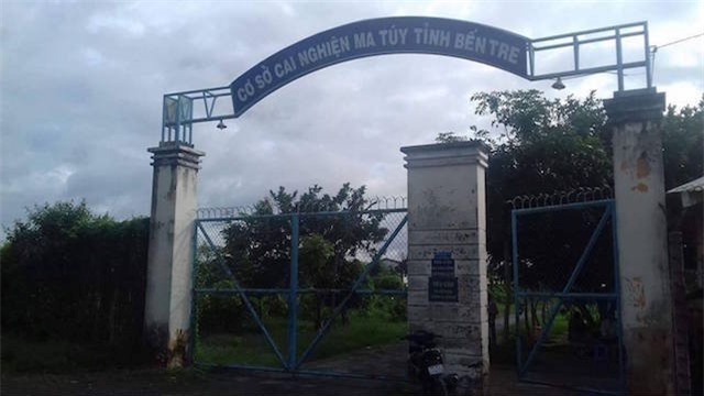 Gần 40 học viên cai nghiện đạp đổ cổng, đồng loạt trốn trại