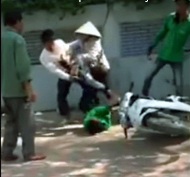 Hà Nội: Tranh giành khách ở bến xe, tài xế Grab Bike ẩu đả xe ôm 