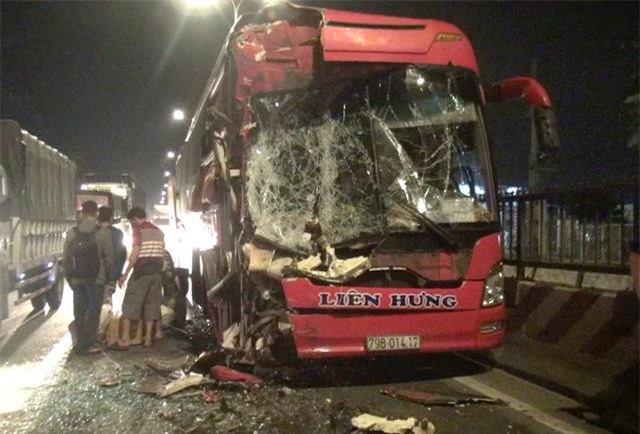 Xe khách húc đuôi container trong đêm, dân vất vả giải cứu phụ xe