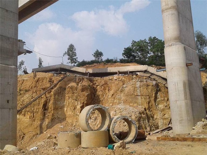 Dầm cầu cao tốc Hạ Long - Vân Đồn gãy thành nhiều khúc