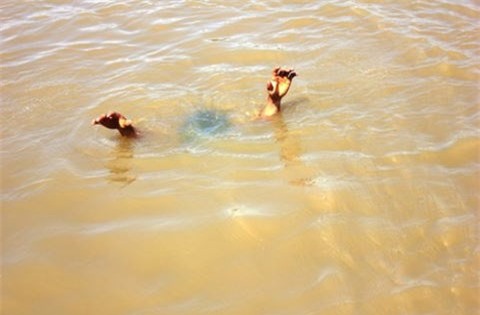 Đi tắm sông, ba em nhỏ đuối nước thương tâm