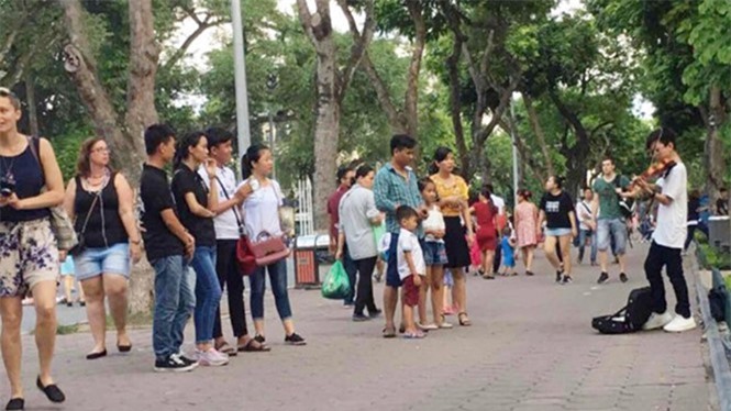 Bé trai chơi đàn violin trên phố đi bộ: "Mẹ thương con một cách mù quáng"