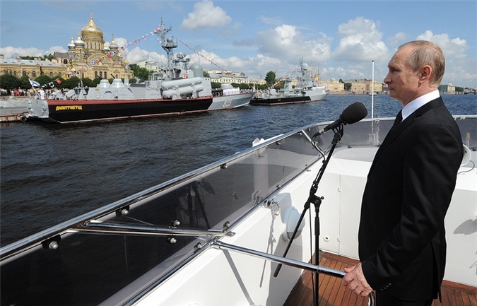 Nga: Putin lần đầu tiên dự lễ diễu hành hải quân