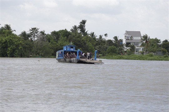 Sà lan đâm chìm ghe trên sông Sài Gòn, hai mẹ con mất tích
