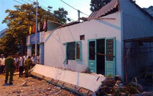 Sập mái hiên bê tông, 3 người chết thảm