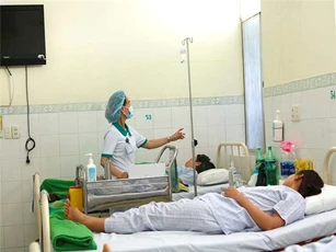 46 du khách Lào nhập viện do ngộ độc thực phẩm