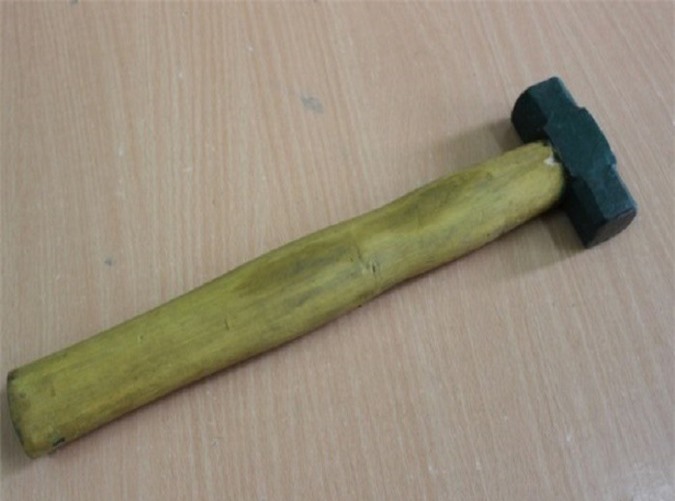 Nghi bị nói xấu, người đàn ông cầm búa tấn công đồng nghiệp