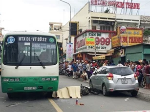 Tài xế ôtô mở cửa bất cẩn khiến cô gái chết thảm