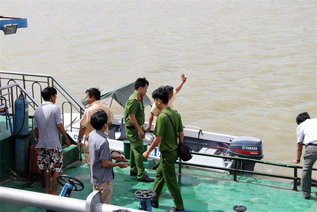 Tin mới nhất vụ sà lan đâm chìm ghe chở cát, 2 mẹ con mất tích