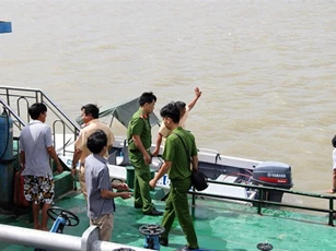 Tin mới nhất vụ sà lan đâm chìm ghe chở cát, 2 mẹ con mất tích