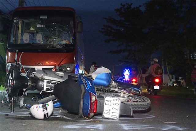 Xe máy đấu đầu xe khách, hai thanh niên nguy kịch