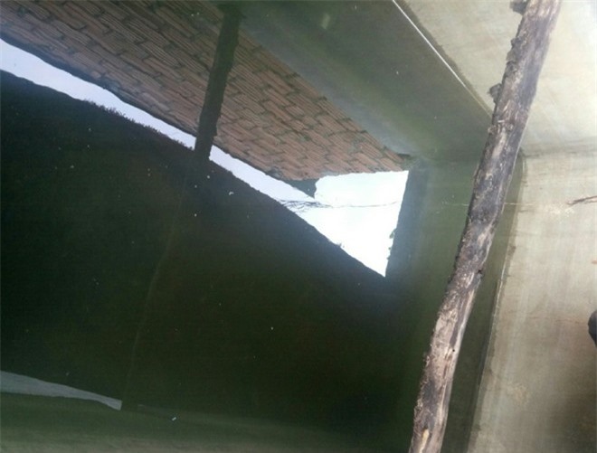 Một gia đình nghi bị đổ thuốc sâu vào bể nước sinh hoạt