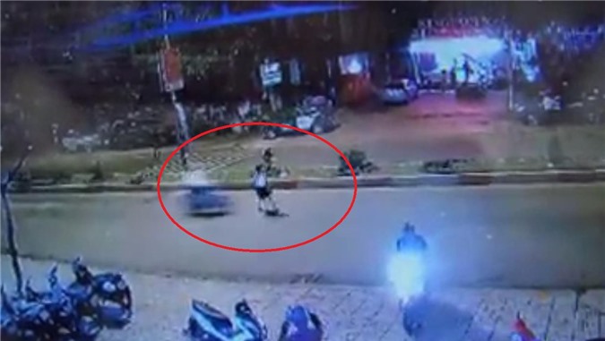 Phóng xe tốc độ cao, nam thanh niên húc văng cô gái đi qua đường