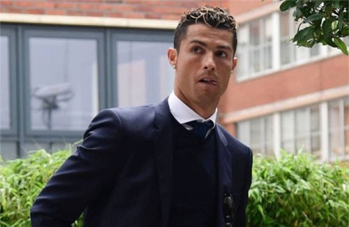 Hầu tòa vì nghi án trốn thuế, Cristiano Ronaldo khó chịu ra mặt