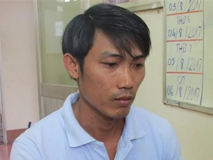 Thua bạc, nam thanh niên cầm dao tự cứa cổ rồi báo bị cướp