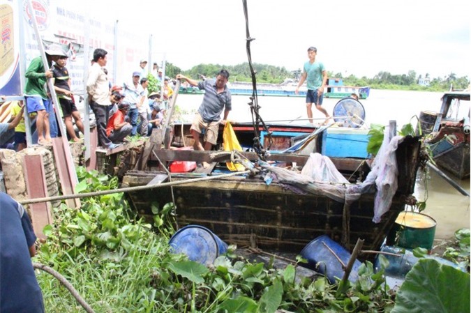 Trục vớt thành công ghe gỗ chở cát bị sà lan đâm chìm trên sông Sài Gòn