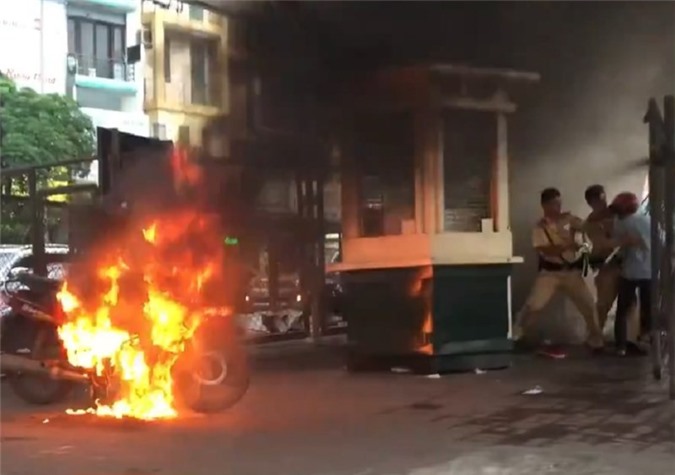 Bị CSGT Hà Nội xử phạt, người vi phạm "nổi điên" thiêu rụi xe máy