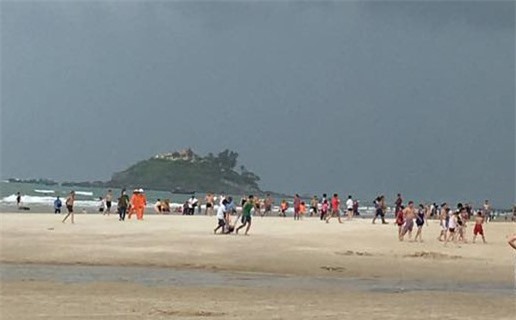 Chụp hình cho khách trên biển Vũng Tàu, bất ngờ sét đánh nguy kịch