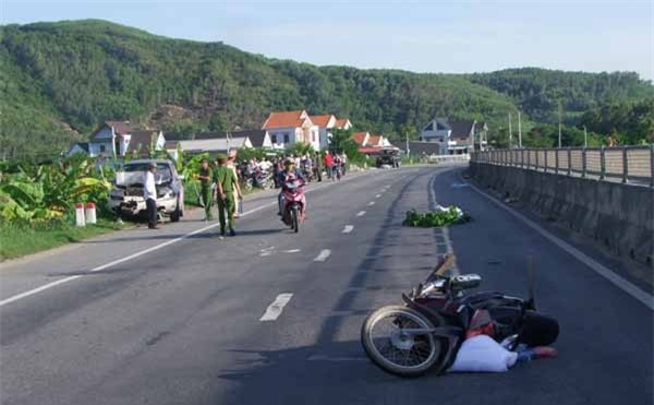 Ôtô 7 chỗ kéo lê xe máy hàng trăm mét, người phụ nữ chết thảm