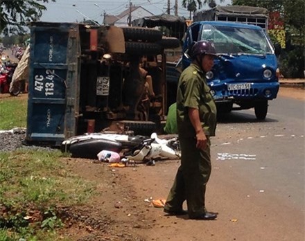 Ôtô chở vật liệu lấn làn tông xe máy, 3 mẹ con thương vong