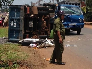 Ôtô chở vật liệu lấn làn tông xe máy, 3 mẹ con thương vong