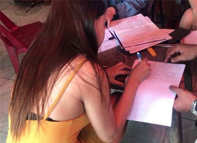 Bắt quả tang nhân viên đang kích dục cho khách tại quán cà phê