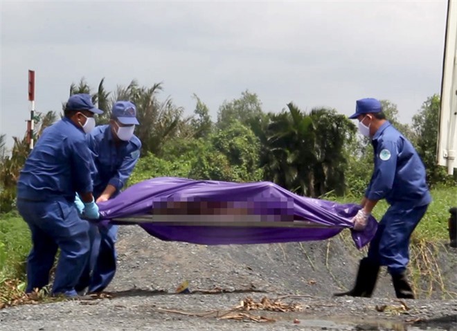 Hoảng hồn phát hiện nam thanh niên chết lõa thể trên sông Sài Gòn