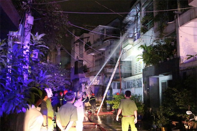 Cháy nhà kinh hoàng lúc nửa đêm, 7 người hoảng loạn lao ra từ "biển lửa"