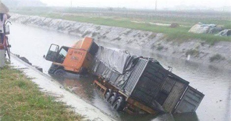 Container gây tai nạn liên hoàn trên quốc lộ, 2 người chết thảm