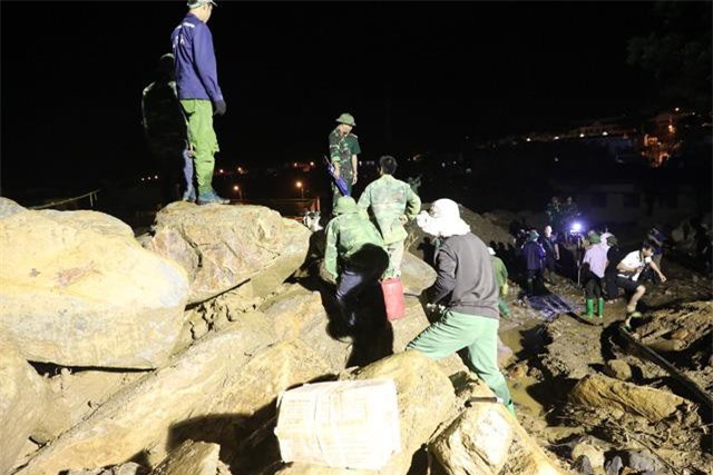 Lũ quét ở Sơn La, Yên Bái: “Vợ con cháu chết hết rồi, cô chú ơi”