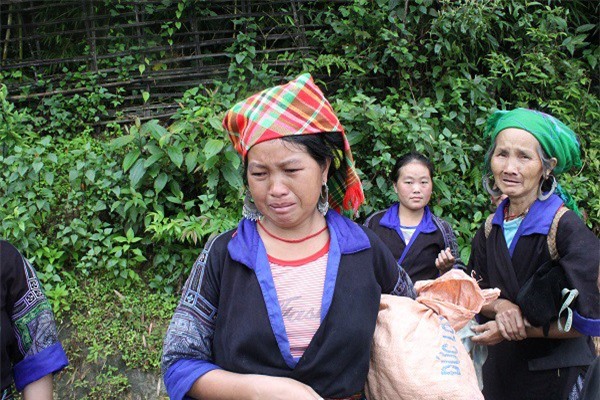 Người dân Yên Bái đau xót chứng kiến nhà bị lũ cuốn phăng 