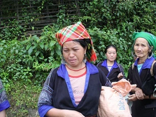 Người dân Yên Bái đau xót chứng kiến nhà bị lũ cuốn phăng