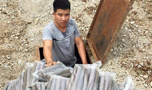 Sốc: Nam thanh niên đào hầm cất giấu hơn 1 tạ thuốc nổ