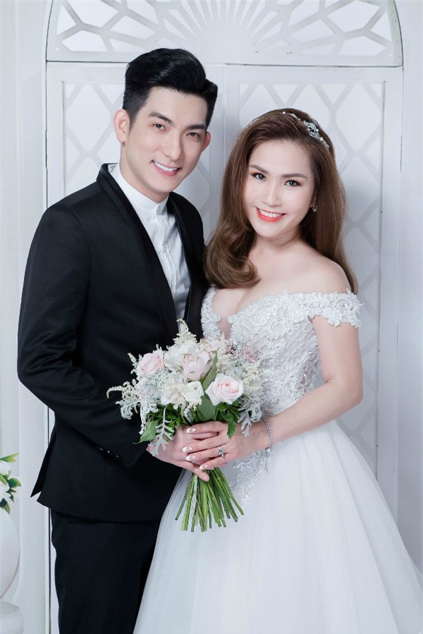 Bảo Duy tung ảnh cưới vợ Việt kiều, Phi Thanh Vân thờ ơ