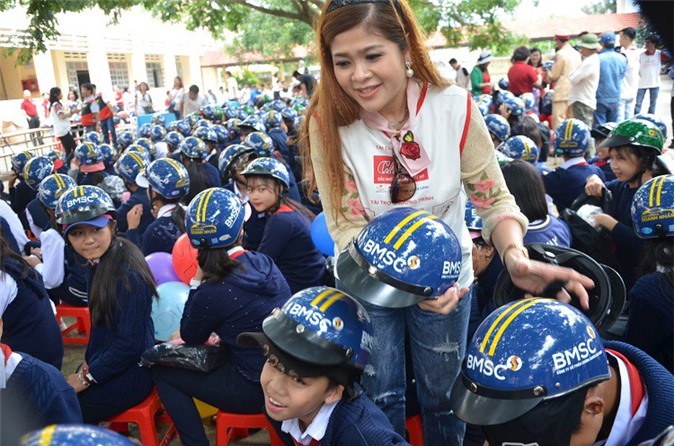 CLB Caravan Doanh nhân TP.HCM đồng hành cùng ATGT học đường lần thứ 2   