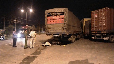 Tông vào đuôi xe tải trong đêm, 1 thanh niên chết thảm