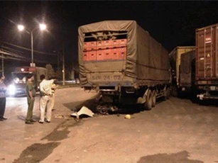 Tông vào đuôi xe tải trong đêm, 1 thanh niên chết thảm