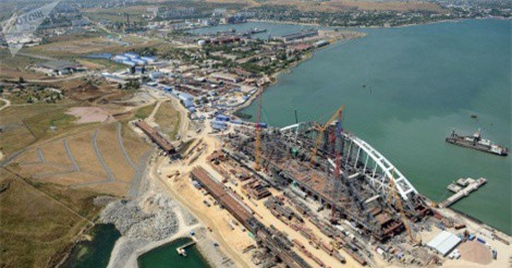 Ukraine không tin rằng Nga sẽ xây dựng nổi cây cầu dẫn đến Crưm