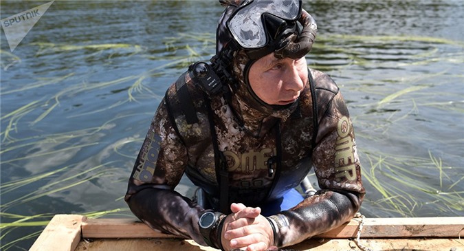 Xuất hiện đoạn video ghi cảnh ông Putin săn cá dưới nước