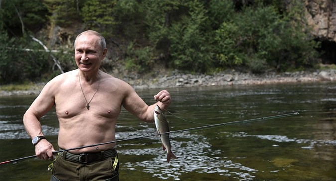Bất chấp căng thẳng Nga-Mỹ, Putin "thảnh thơi" đi câu cá