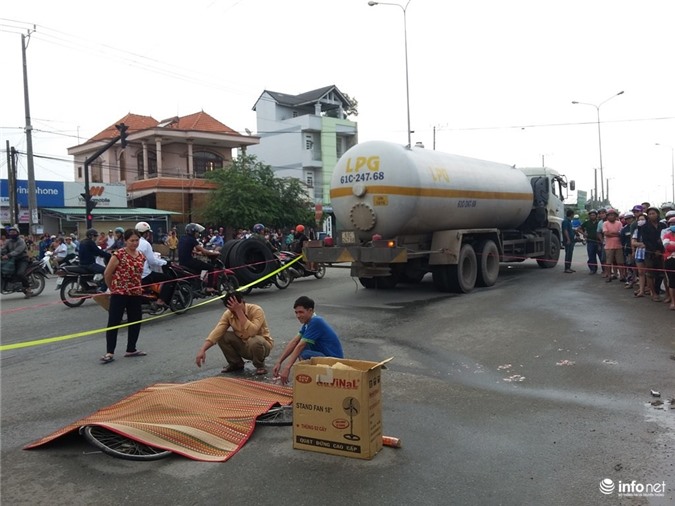 Cô gái đi xe đạp băng qua đường, bị xe bồn tông chết thảm